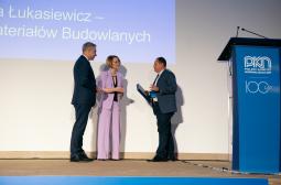 Presentation of the PKN Standardization Compass award to the representative of the Łukasiewicz Research Network – Institute of Ceramics and Building Materials