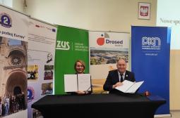 Foto 2: prezentacja podpisanej umowy przez obie strony