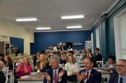 Foto 3: Przybyli goście i władze szkoły