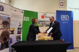 Foto 3: tradycyjny uścisk dłoni