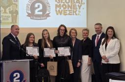 Foto 4: Wspólne zdjęcie laureatów konkursu z opiekunami, Dyrektoren szkoły i przedstawicielami PKN