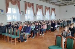 4 – uczniowie z zainteresowaniem słuchają wykladu