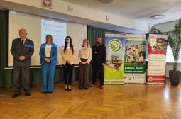 Foto 7: podziękowania dla prelegentów