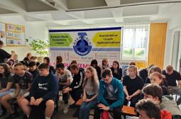 FOTO 5: młodzież słucha wykładu dr Niechody