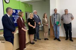 Foto 1: Elżbieta Replińska wita wszystkich przybyłych na finał konkursu