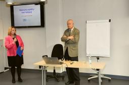 Foto 1:  Agnieszka Podrazik i Zygmunt Niechoda przed rozpoczęciem seminarium