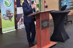 Foto 1: W imieniu Pani Prezes PKN przemawia Wojciech Mazurek