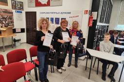 Foto 10: opiekunki uczniów z Dyplomami