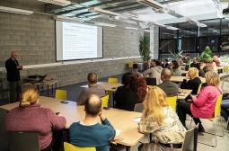 Foto 1 pracownicy naukowi  i studenci Politechniki Lubelskiej słuchają wykładu Zygmunta Niechody