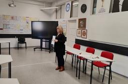 Foto 1: Donata Andrzejczak- nauczyciel konsultant w ŁCDNiKP wita przybyłych na finał konkursu