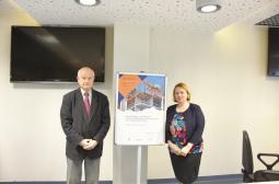 Foto 1: Agnieszka Podrazik, zastępca Dyrektora Biblioteki Głównej AGH i Zygmunt Niechoda