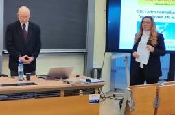 Foto 1: dr Edyta Wysocka  Prorektor ds. Jakości Kształcenia wita przybyłych na wykład