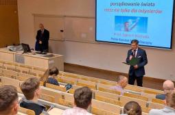 Foto 1  prof. dr hab. Piotr Łakomy i Zygmunt Niechoda rozpoczynają wykład