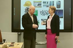 Foto 1: wicedyrektor Technikum, mgr Daria Woźniak w rozmowie z Zygmuntem Niechodą 