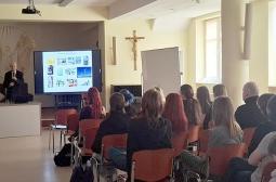 Foto 1 – Doktor Niechoda rozpoczyna wykład