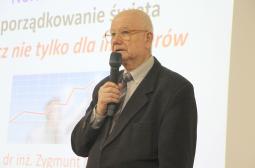 Foto 1: Zygmunt Niechoda rozpoczyna wykład