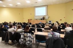 Foto1: studenci i pracownicy UŁ słuchają wykładu 