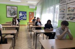 Foto 2: Finaliści rozpoczynają rozwiązywanie testu
