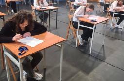 Foto 2; Uczniowie rozwiązują testy