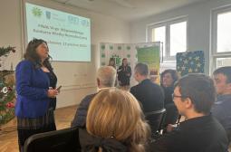 Foto 2: Edyta Lubieniecka wita przybyłych na konkurs uczniów i gości