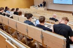 Foto 2: Studenci i pracownicy naukowi słuchają wykładu