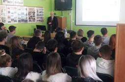 Foto 2 Zygmunt Niechoda prowadzi wykład dla uczniów ZSP nr 2 w Siedlcach