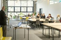 Foto 2: studenci słuchają wykładu