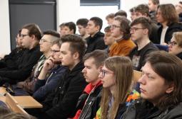 Foto 2: licznie zgromadzona młodzież słucha wykładu