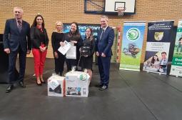 Foto 3: Zwyciężczyni I miejsca - Maja Baszczak wraz z organizatorami i fundatorami nagród