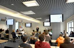 Foto 3: studenci i pracownicy AGH słuchają wykładu