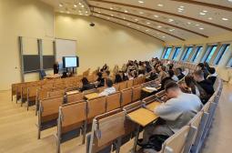 Foto 3: studenci kierunku logistyka słuchają wykładu