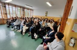 Foto 3: uczniowie i nauczyciele CKZiU w Andrychowie