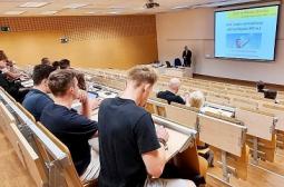 Foto 3: Dr Niechoda prowadzi wykład