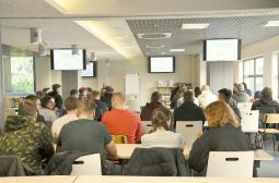 Foto 4: studenci słuchają wykładu Zygmunta Niechody