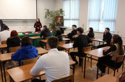Foto 4: uczniowie rozwiązują test konkursowy