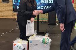 Foto 4: Maja Baszczak przyjmuje gratulacje od Starosty Krotoszyńskiego Pawła Radojewskiego