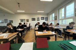 Foto 4: Młodzież zaczyna rozwiązywać test