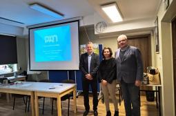 Foto4:  pamiątkowe zdjęcie z panią Dyrektor Lidią Nowacką