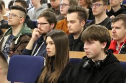 Foto 4: wśród słuchaczy również studentki