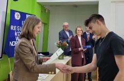 Foto 5: Pani Elżbieta Replińska wręcza Dyplom zwycięzcy konkursu Fabianowi Brewczyńskiemu z  ZSE Mińsku Mazowieckim