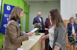 Foto 6:Wręczenie Dyplomu Beacie Kupińskiej, laureatce II miejsca
