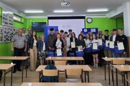 Foto 7: wspólne zdjęcie finalistów konkursu z opiekunami