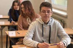 Foto 7: młodzież oczekuje na rozdanie testu do drugiej dogrywki