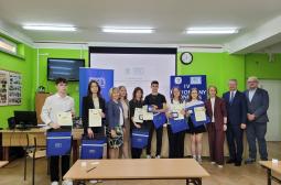 Foto 8: wspólne zdjęcie finalistów konkursu z opiekunami, dyrekcją szkoły i przedstawicielami PKN
