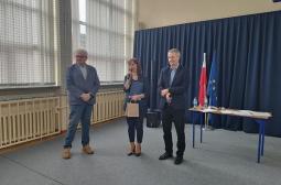 Foto 8: Dyrektor Zespołu Szkół Marlena Pustoła dziękuje przedstawicielom PKN