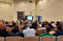 Foto: studenci słuchają wykładu 